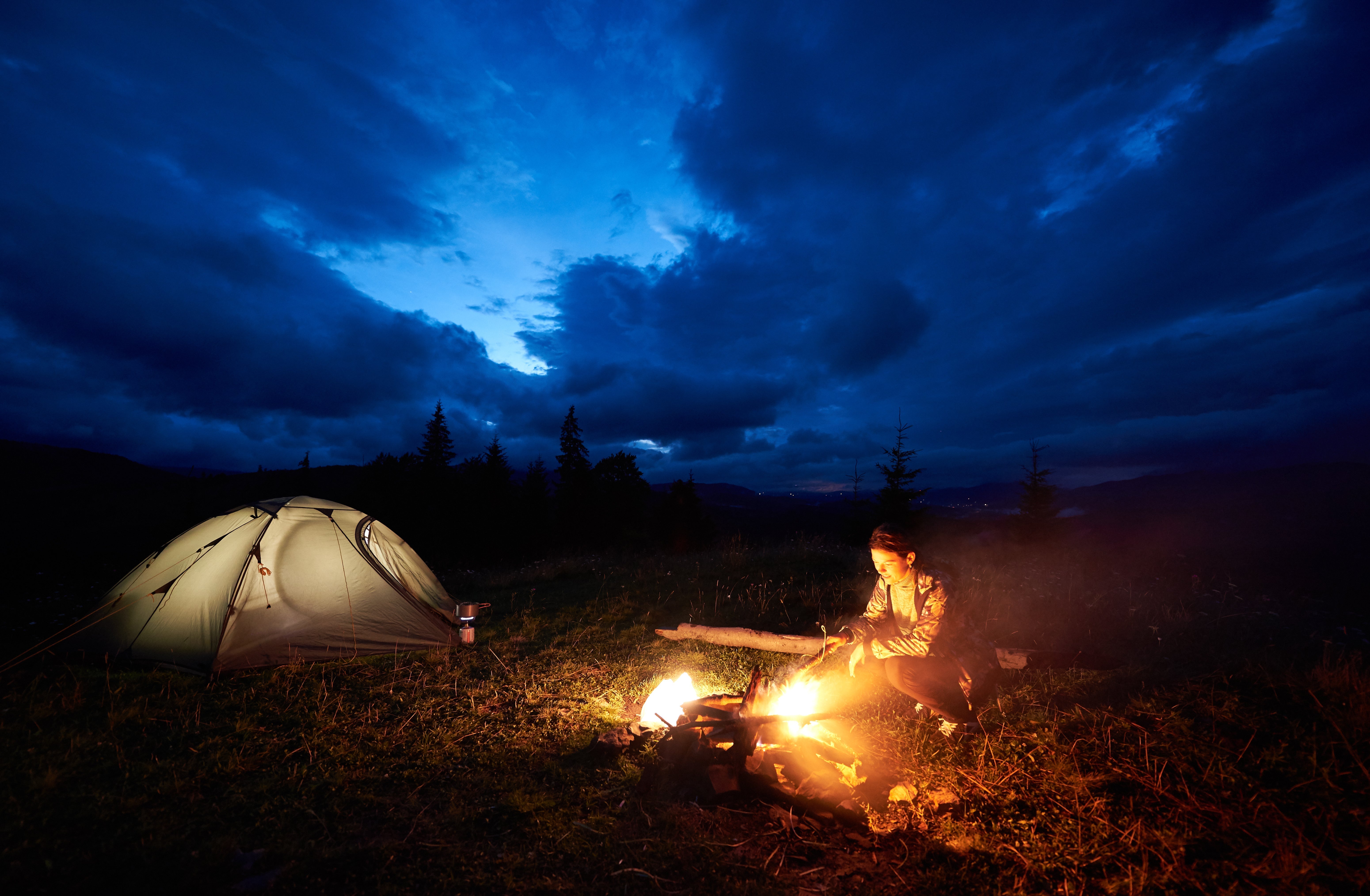 Orage et foudre : que faire quand on campe sous une tente ?